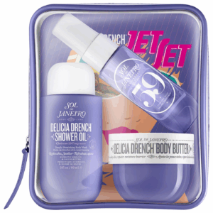 Sol de Janeiro Delícia Drench Jet Set clear purple cosmetic bag containing Delícia Drench Shower Oil 90 ml, Body Butter 50 ml and Cheirosa 59 Perfume Mist 30 ml.